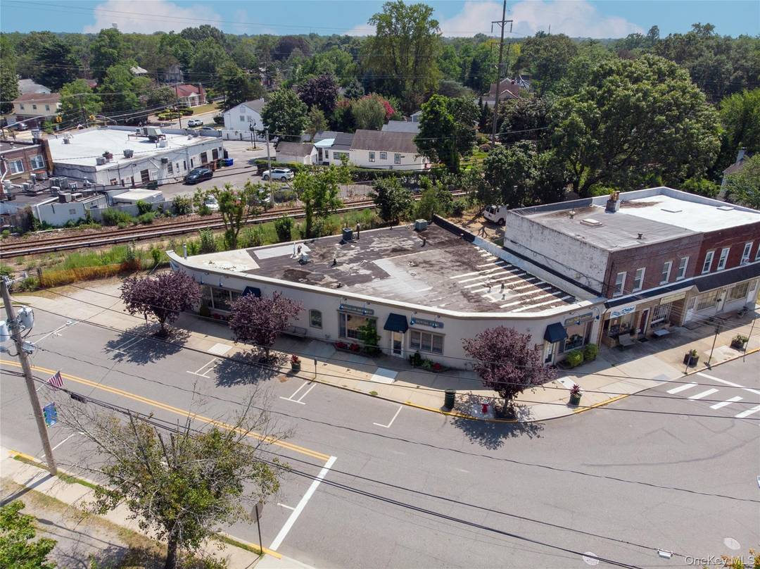 Prime Mixed Use Property For Sale 114 122 Broadway, Malverne, NY 11565 Excellent investment opportunity in the heart of Malverne s business district.