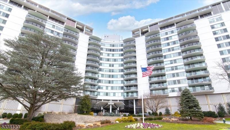 Welcome to this spacious and sun filled Claridge corner unit an exceptional opportunity to create the home of your dreams.