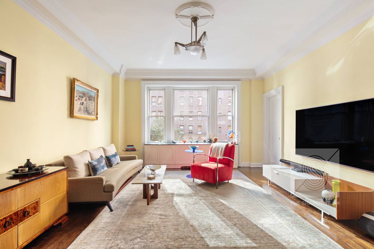 If quintessential, Upper West Side classic charm and character is your style but your contemporary lifestyle longs for up to date conveniences, then look no further.