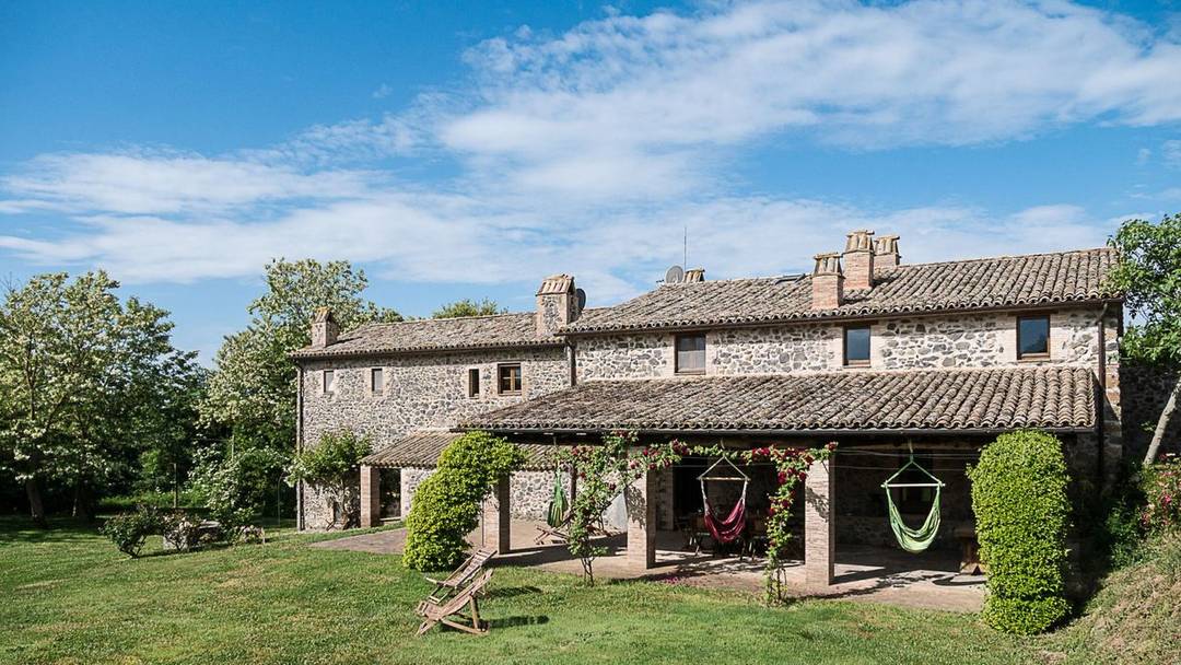 Renovated 500 sqm ancient farmhouse with 7 bathrooms, 6 bedrooms, 7 ha of land and panoramic swimming pool for sale in the hills of Orvieto, Umbria.