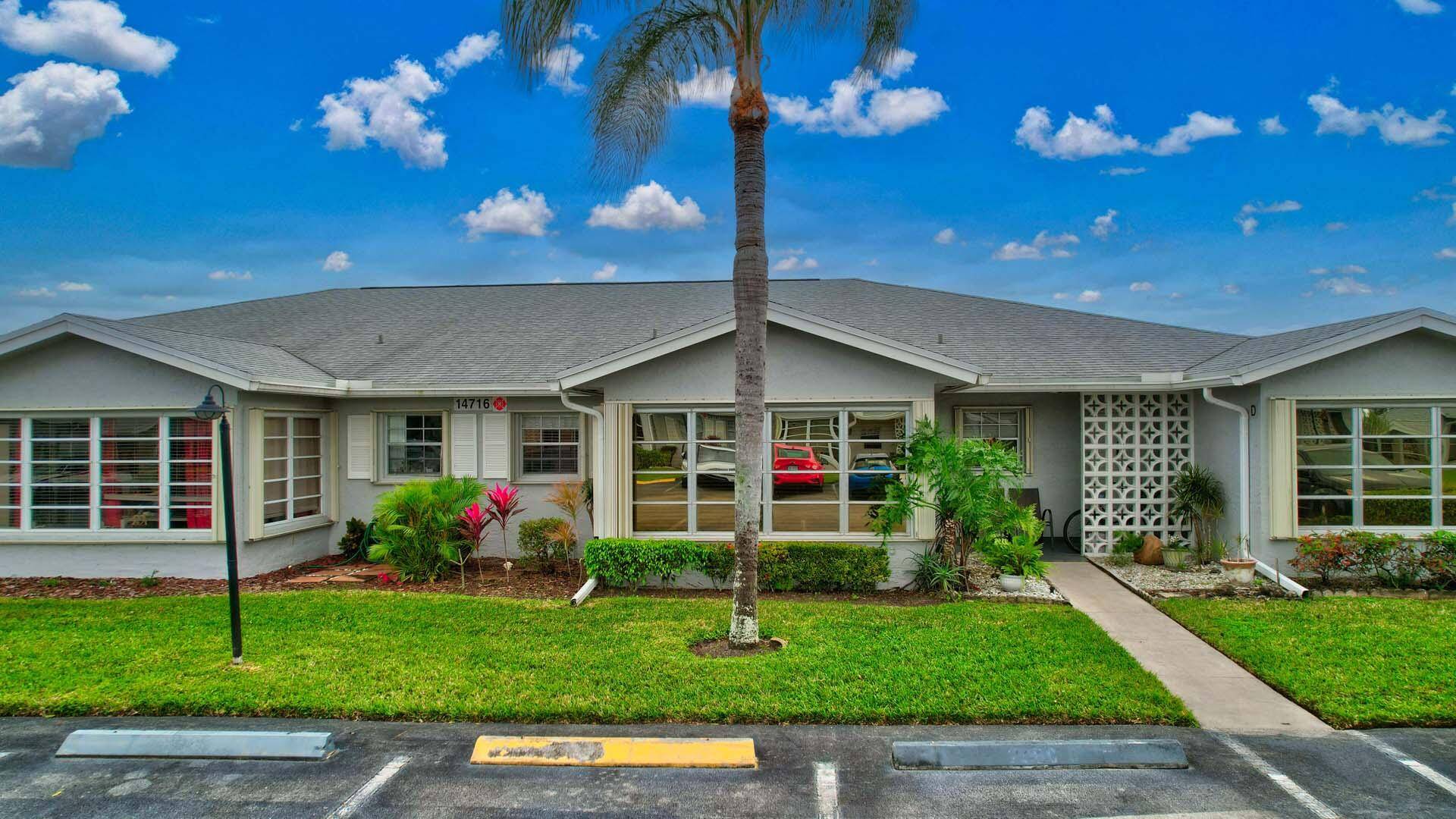 Stylish 1 bed, 2 bath villa in the highly desirable High Point of Delray Beach, a 55 community.