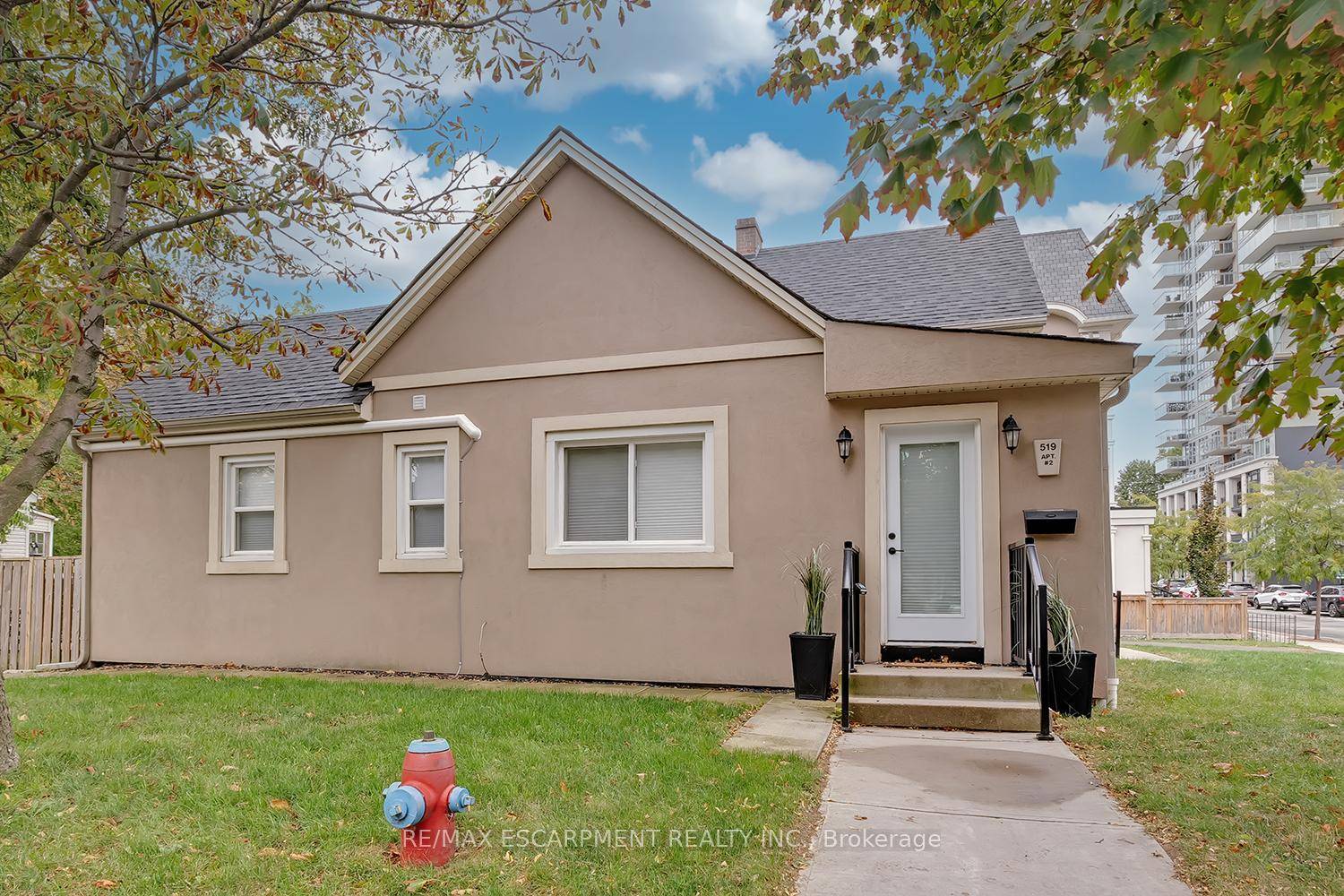 Welcome to this beautiful 2 bedroom, 1 bathroom bungalow unit located in the heart of Downtown Burlington and all it has to offer !