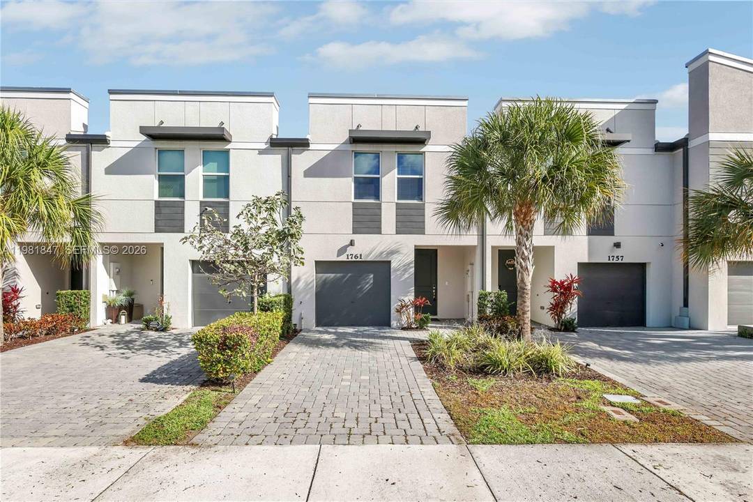 LAKE VIEW ! ! ! Welcome to this beautifully well maintained 3 Bedroom, 2.