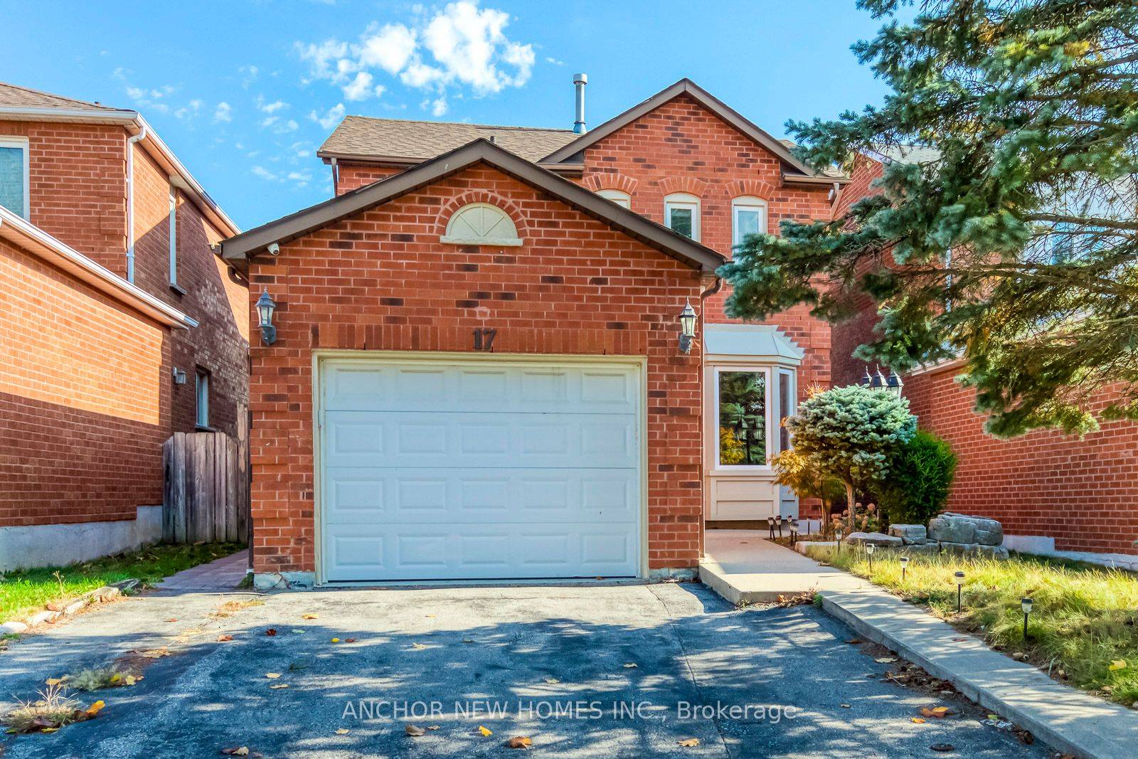 Beautiful Home Located in Highly Desired Pringle Creek Neighbourhood.
