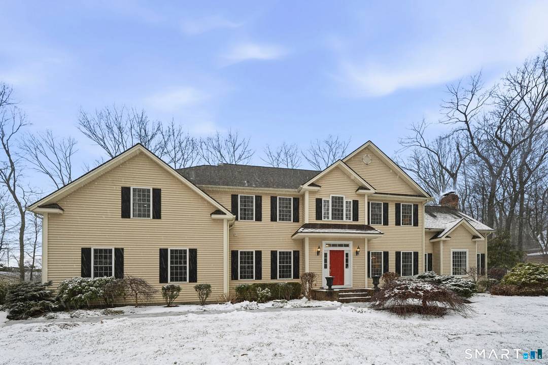 Tucked away on a peaceful yet accessible road in Oxford, this meticulously cared for colonial is set on an expansive 4.