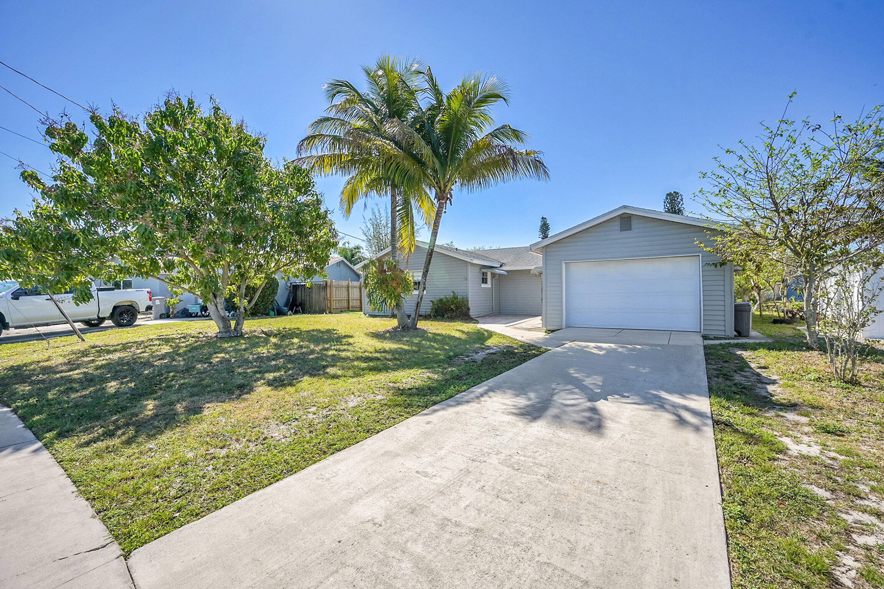 WELCOME TO THIS BEAUTIFULLY MAINTAINED SINGLE FAMILY HOME IN THE HEART OF BOCA RATON !