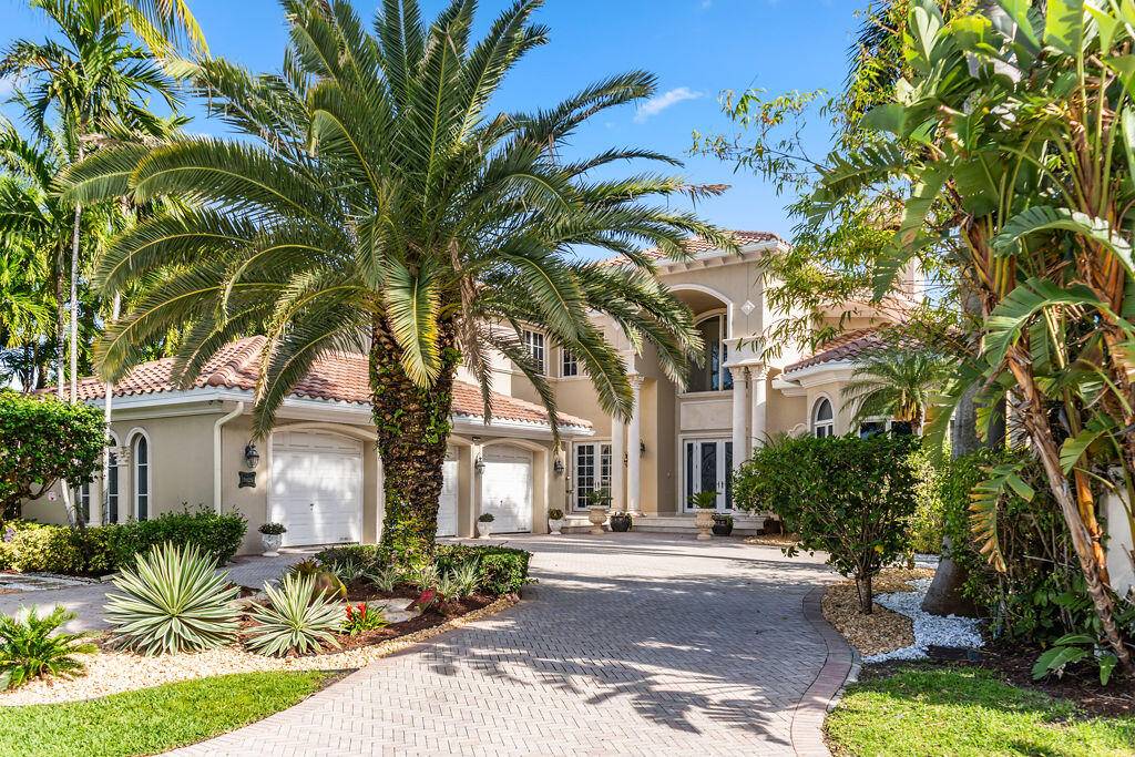 Bring your yacht ! 80 feet of deep water front just minutes from the intracoastal waterways and Ocean, just two draw bridges to open waters.