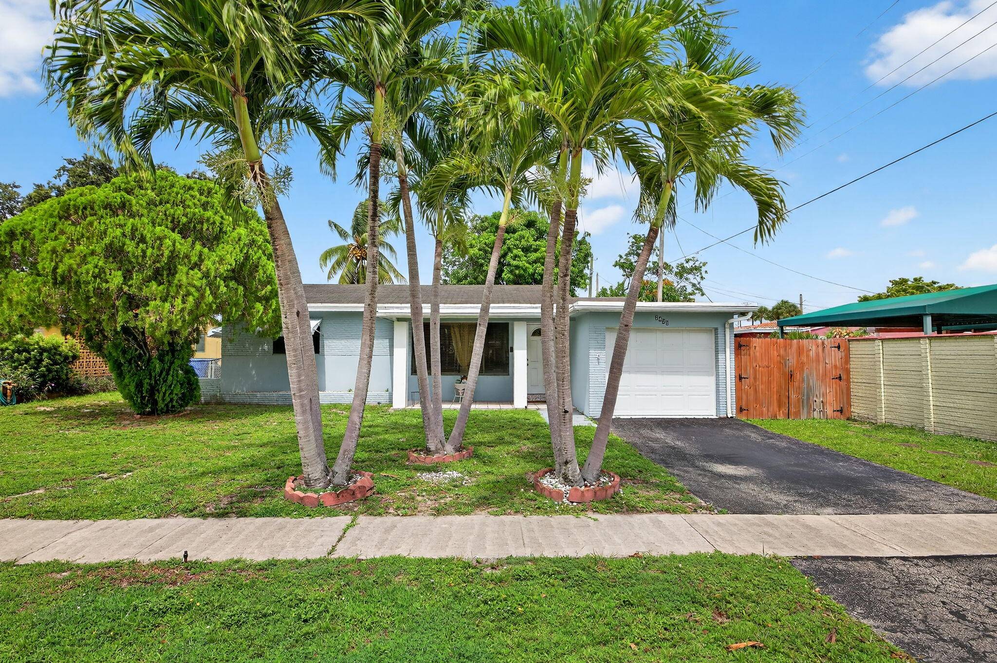 This 1372 square foot single family home has 2 bedrooms and 1.