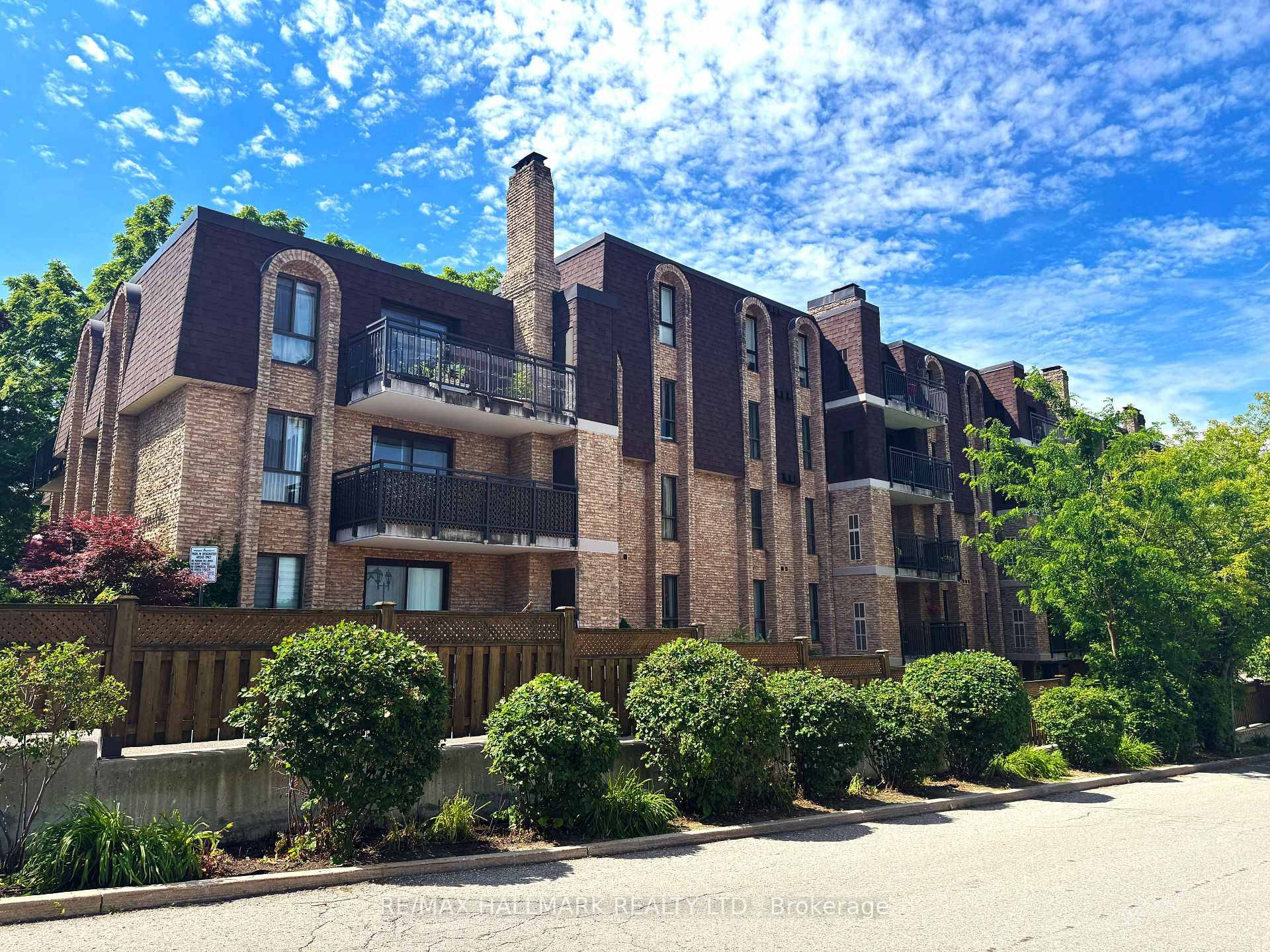 Step into modern comfort with this Charming 2 Bedroom, 2 Bathroom Suite, offering over 900 sq ft of open, airy living space !