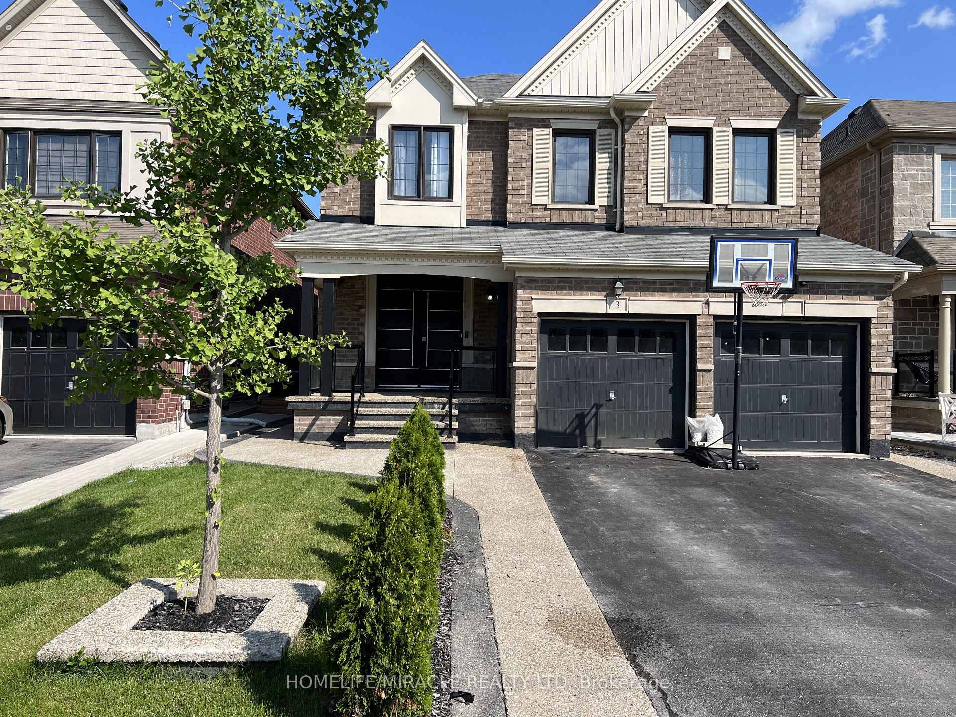 Spacious 4 Bedrooms Detached house.