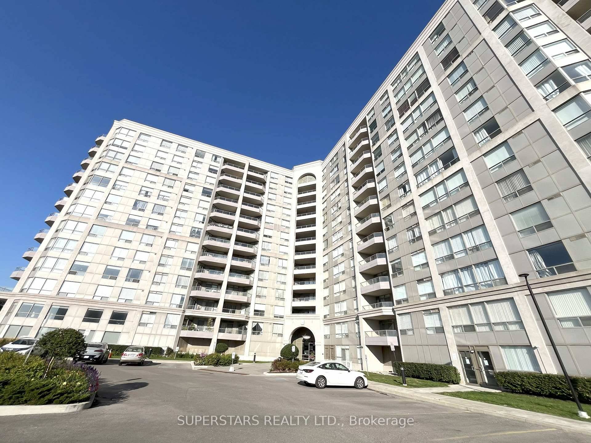 Bright amp ; Spacious 1Bed Plus Den Lower Penthouse unit in prime area of Richmond Hill.