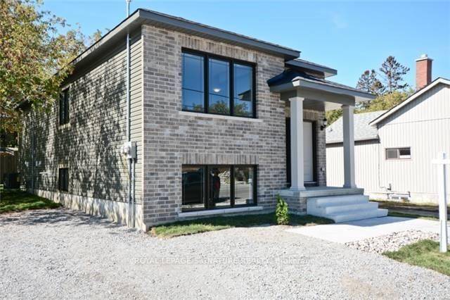 This modern fully equipped duplex in Central Oshawa is a one of a kind opportunity.