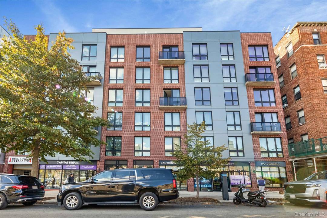 This luxurious condominium penthouse atop a modern elevator building offers an open living and dining space alongside a modern kitchen with European cabinetry and high end stainless steel appliances, two ...