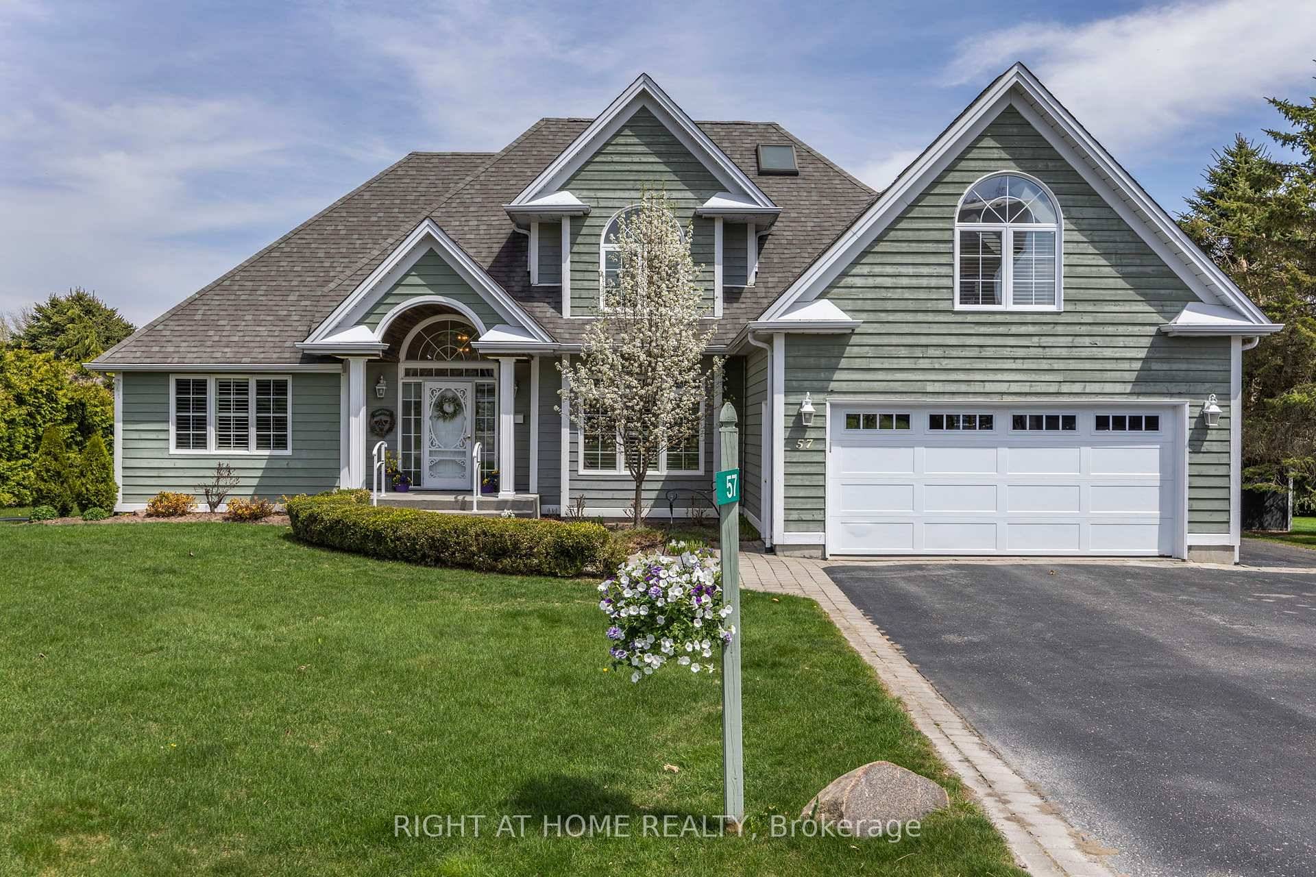 Welcome to this beautifully appointed family home set in a prestigious, sought after executive neighbourhood in beautiful Horseshoe Valley.