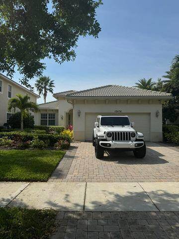 Paloma invites you to this beautiful, pristine lakeview home Fully furnished with an open plan, great flow to this home.