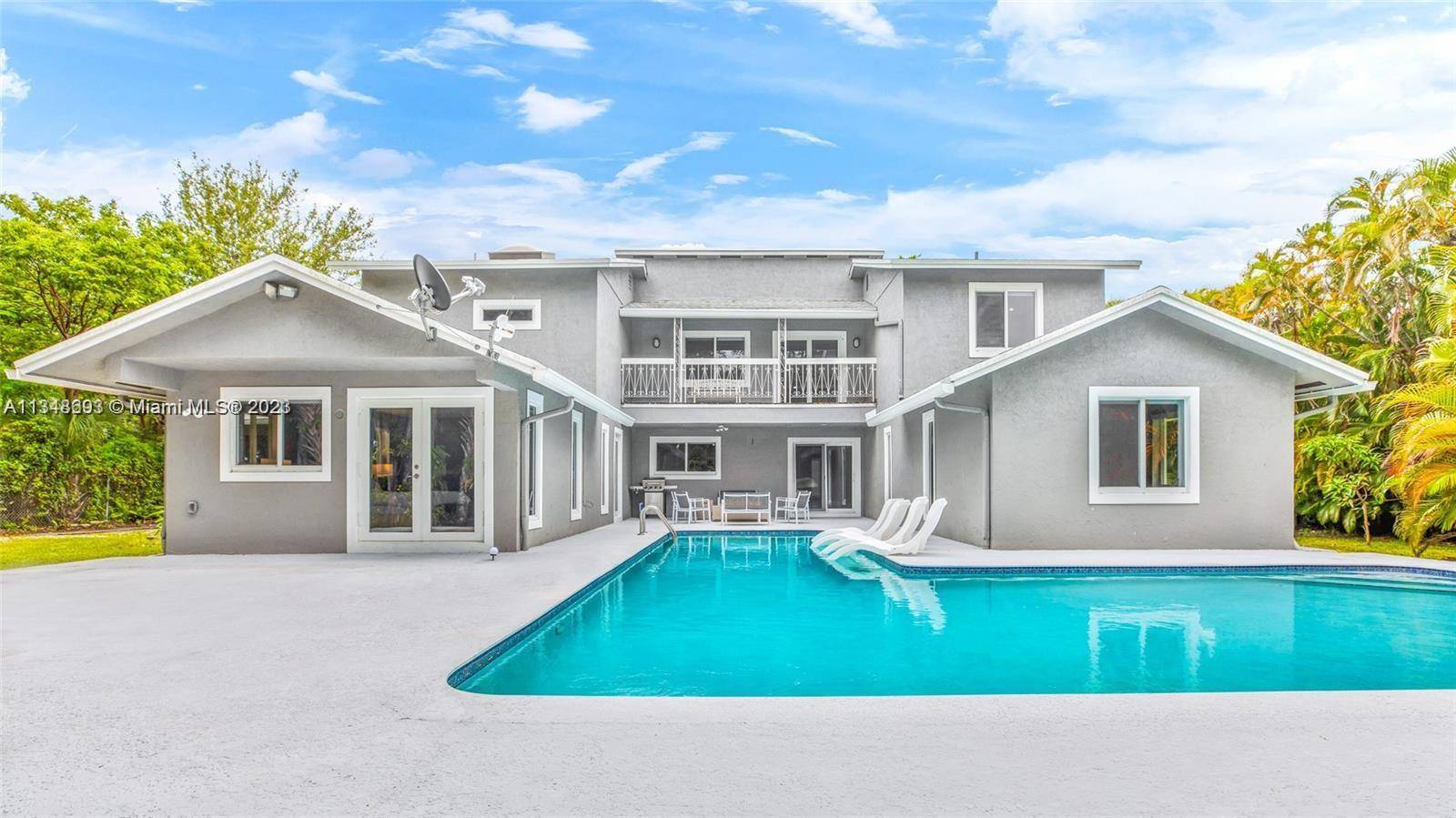 Beautiful single Family Home in a very good location, can be a fantastic primary secondary house.