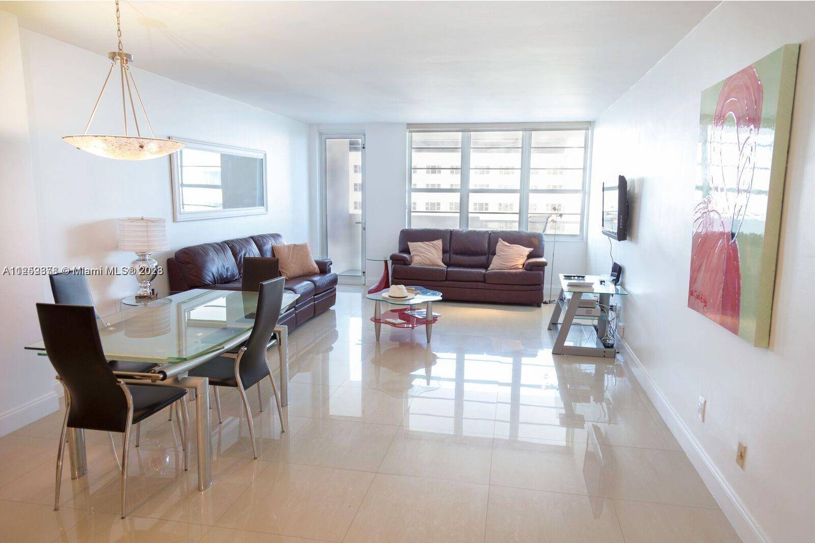 ONE BEDROOM, AT THE FAMOUS DECOPLAGE BUILDING, WITHING WALKING DISTANCE TO THE BEACH AND THE MOST TRENDY RESTAURANTS AND PLACES IN SOUTH BEACH.