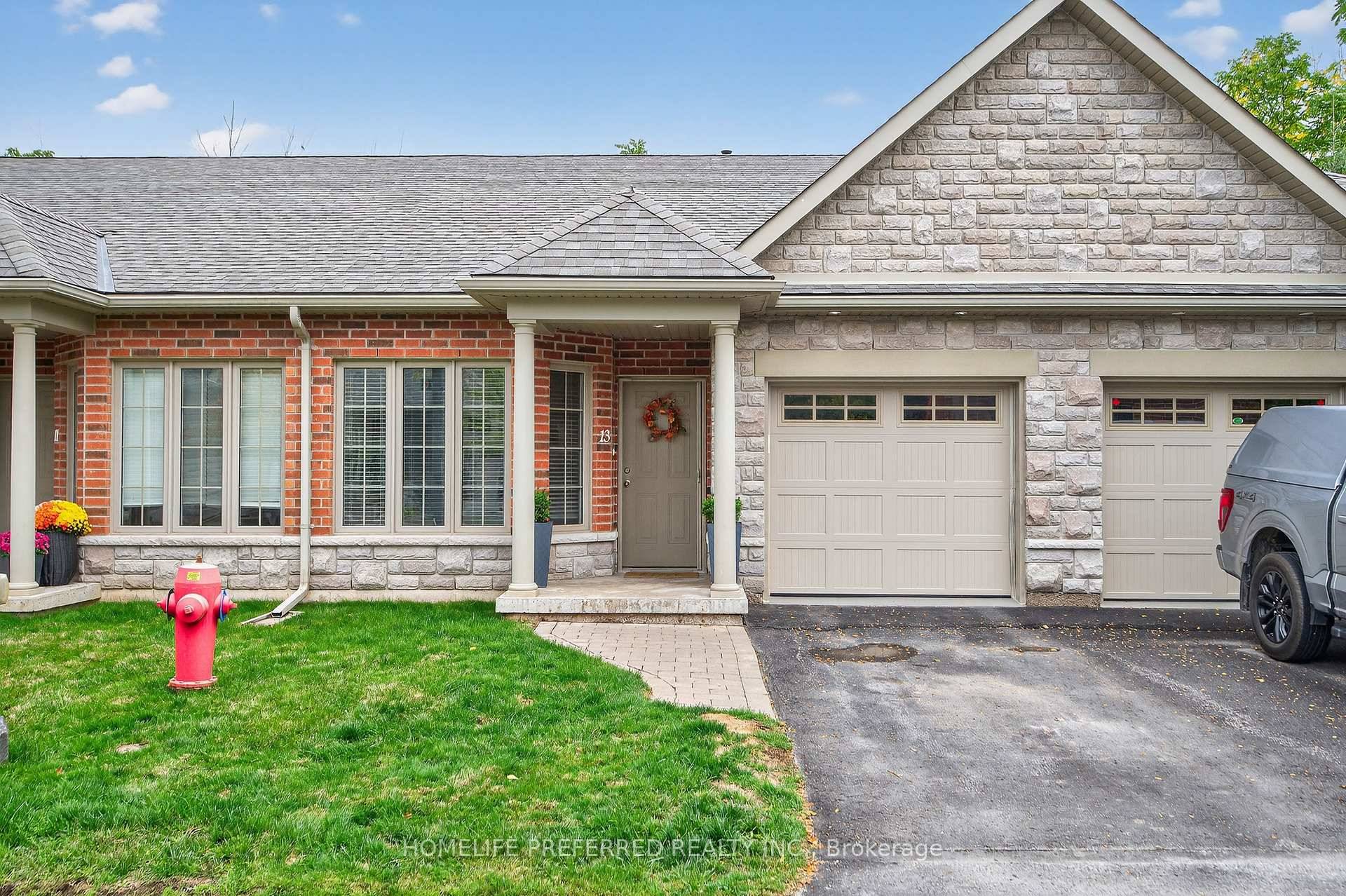 MAIN FLOOR LIVING AT ITS BEST, IN A BEAUTIFUL CONDO COMMUNITY.