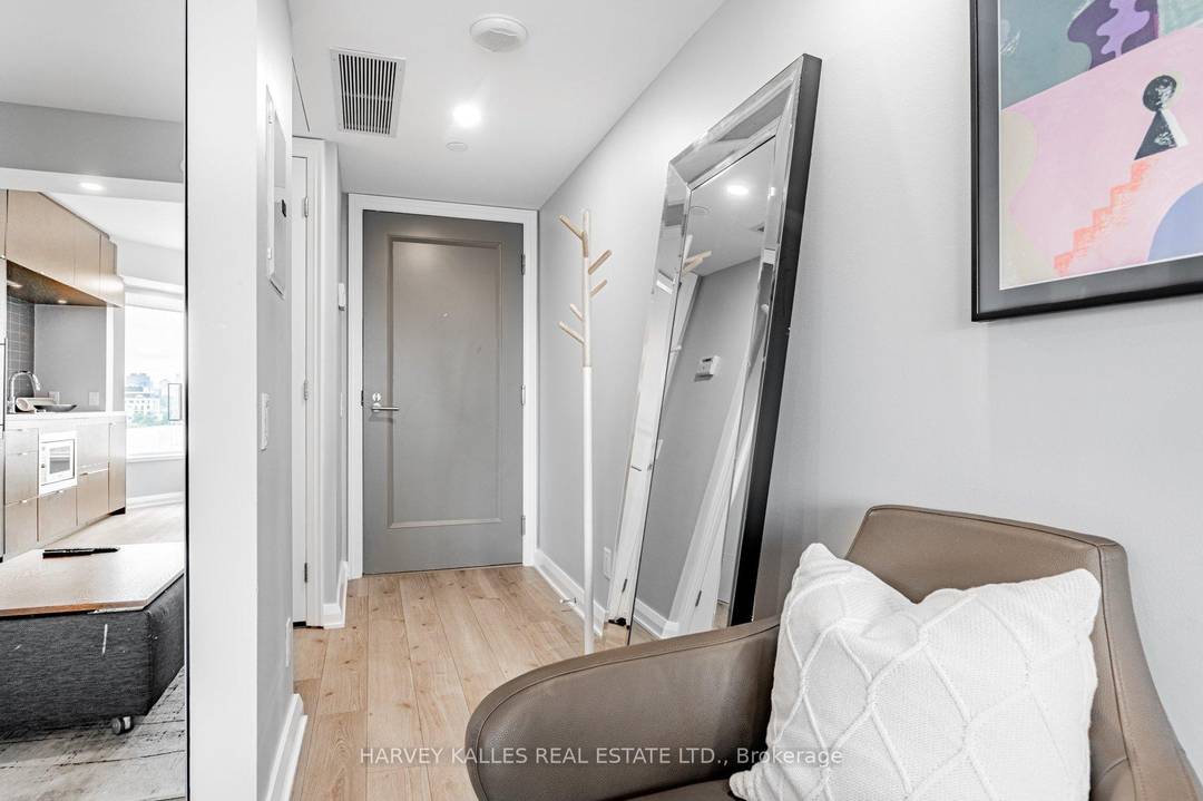 Yorkville Plaza Turn Key Luxury Living Upgraded Fully Furnished Yorkville Designer Suite Offers combined living dining room area 4 pc Bath Approx 430 sq ft Newly Painted New Pot Lights ...
