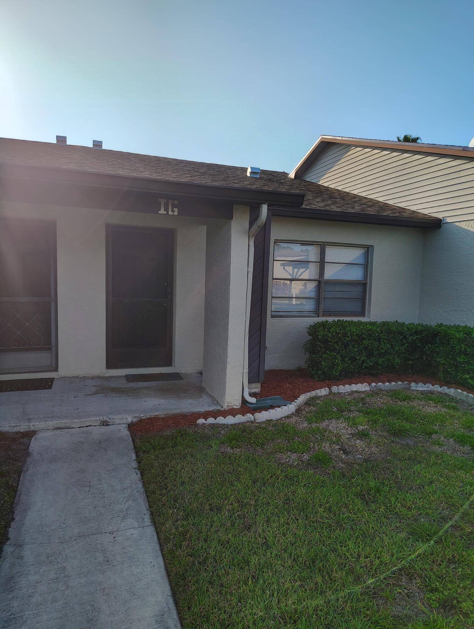 Welcome to this charming condo located in Fort Pierce.