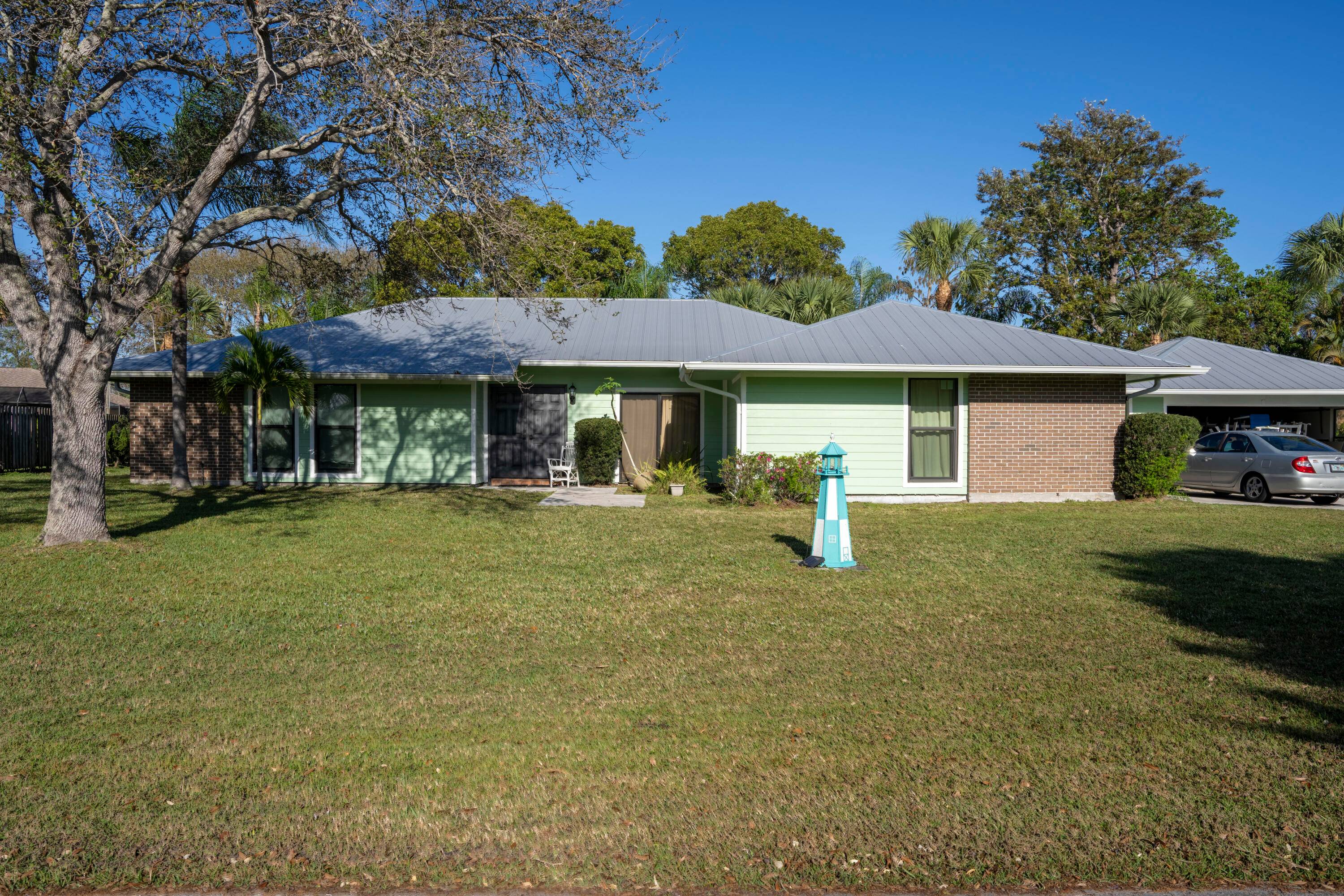 Charming home in a desirable Stuart community !