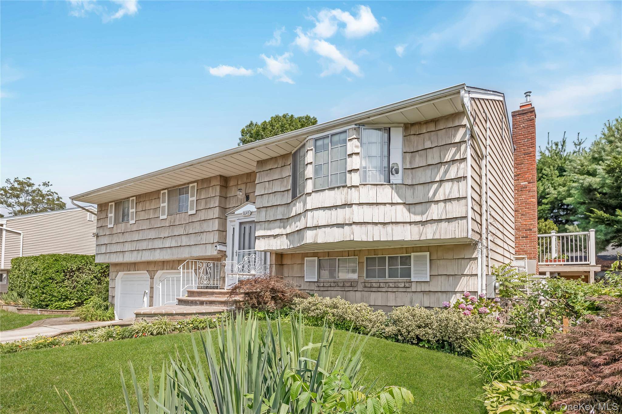 Custom Hi Ranch in Sought After Hunter Ridge Perfect for Extended Family Living !