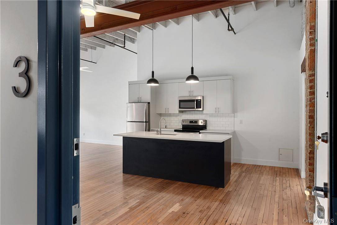 This spacious 1 bedroom fully updated loft apartment features high ceilings, open layout, exposed brick and beams, large windows and custom blinds.