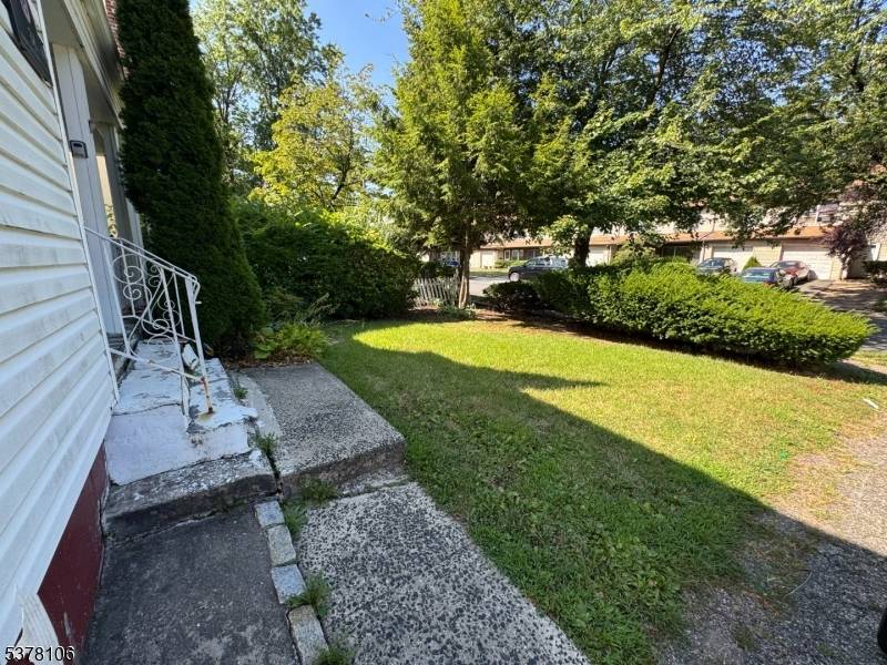 This single family home offers 8 rooms, including 3 generously sized bedrooms and 1.