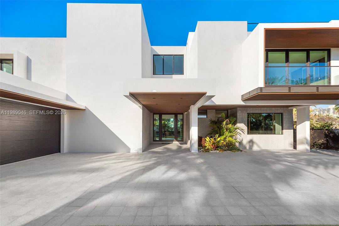 128 Ocean Blvd is a 3 story residence designed for both entertaining and everyday living.