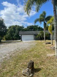 Charming single family home for rent in Acreage West Palm Beach.