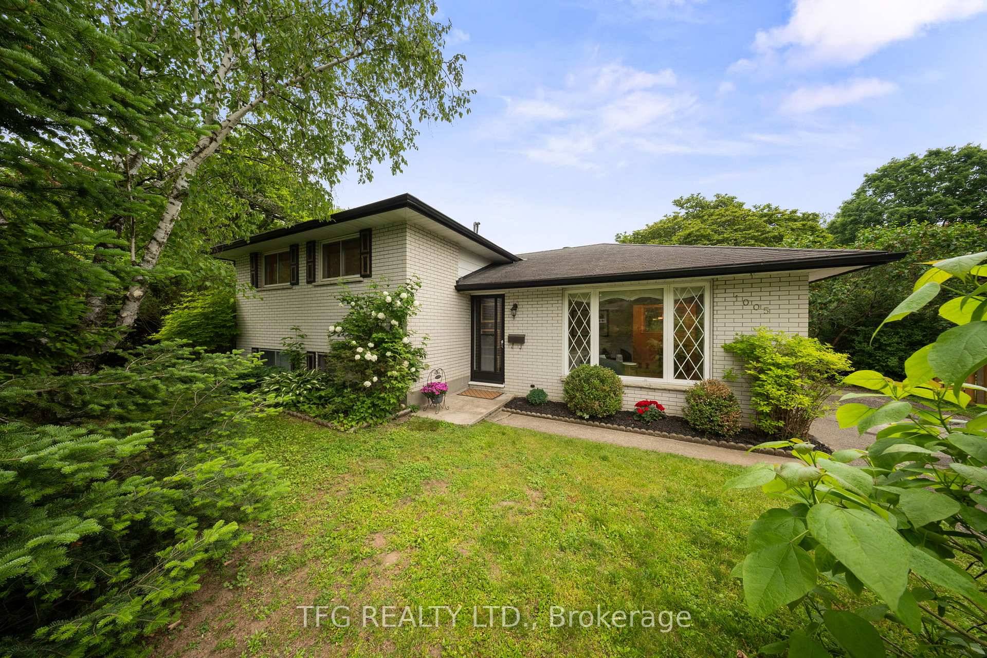 Charming side split on a spacious lot in the heart of Midland !