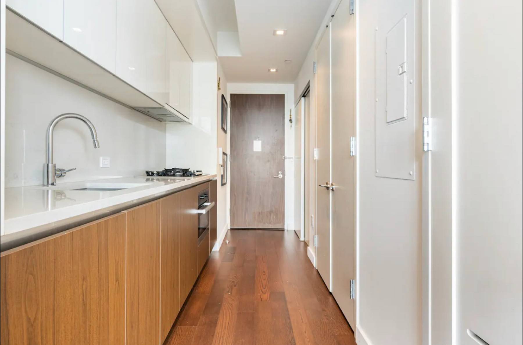 Discover unparalleled comfort and luxury in this exquisite Penthouse Studio, situated in the iconic Sky at 605 W 42nd St.