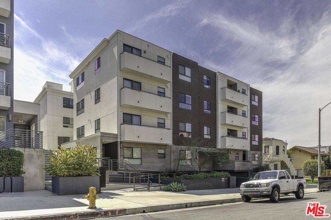 5030   ROSEWOOD AVE LA