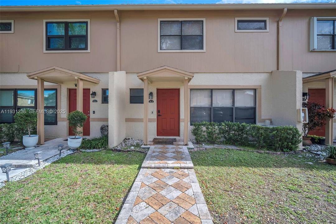 Location Location ! Don't miss out on this gen locate in Pompano Beach.