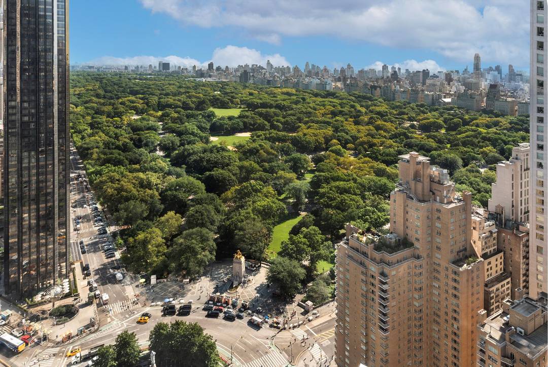 Located high above Columbus Circle, enjoy priceless, unobstructed views of Central Park and the Manhattan skyline from the floor to ceiling Bay Windows.