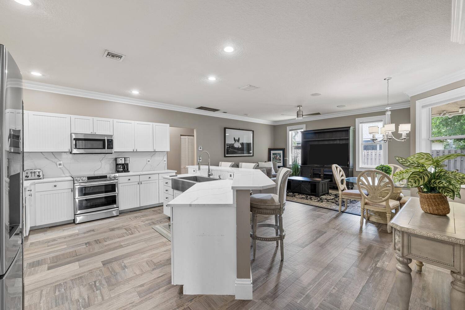 Location ! ! ! Experience the ultimate Wellington lifestyle at this beautiful 5 3 home directly across from wellington International Equestrian Center !