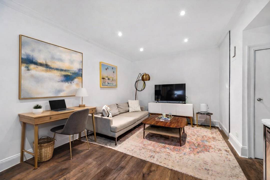 Charming West Village Co op on a Tree Lined BlockDiscover this beautiful one bedroom home in a classic pre war elevator building on one of the West Village s most ...