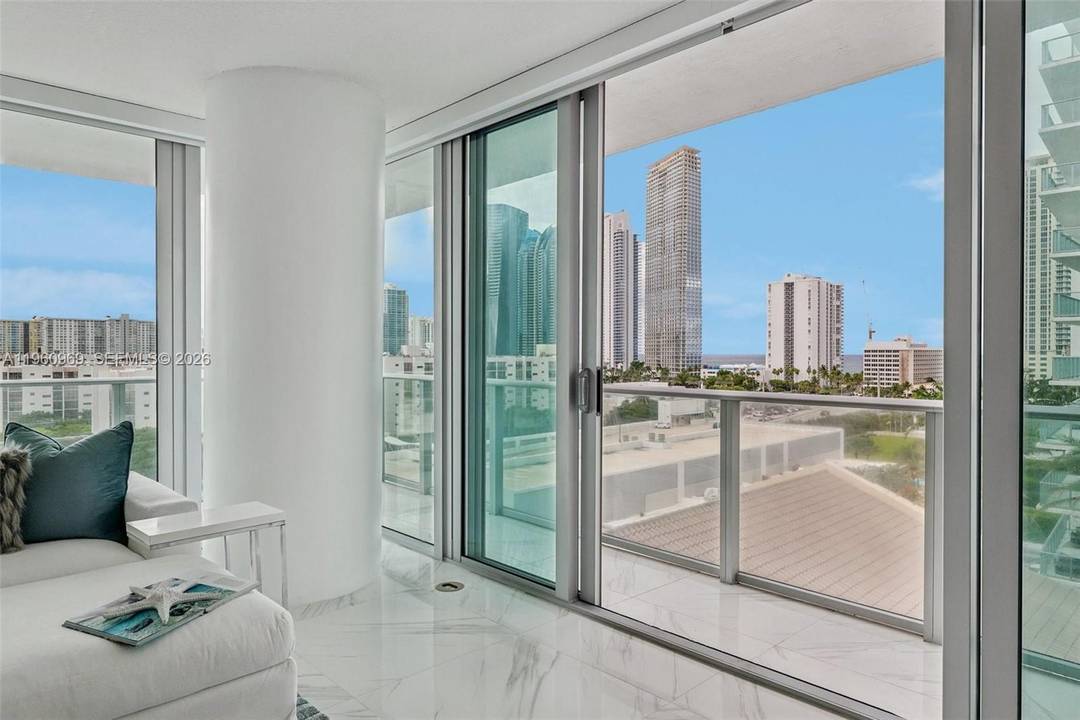 Rare opportunity to buy an ocean view corner unit in the sought after Parque Towers, with exclusive amenities hotel guest houses and steps from the beach and the Collins Avenue.