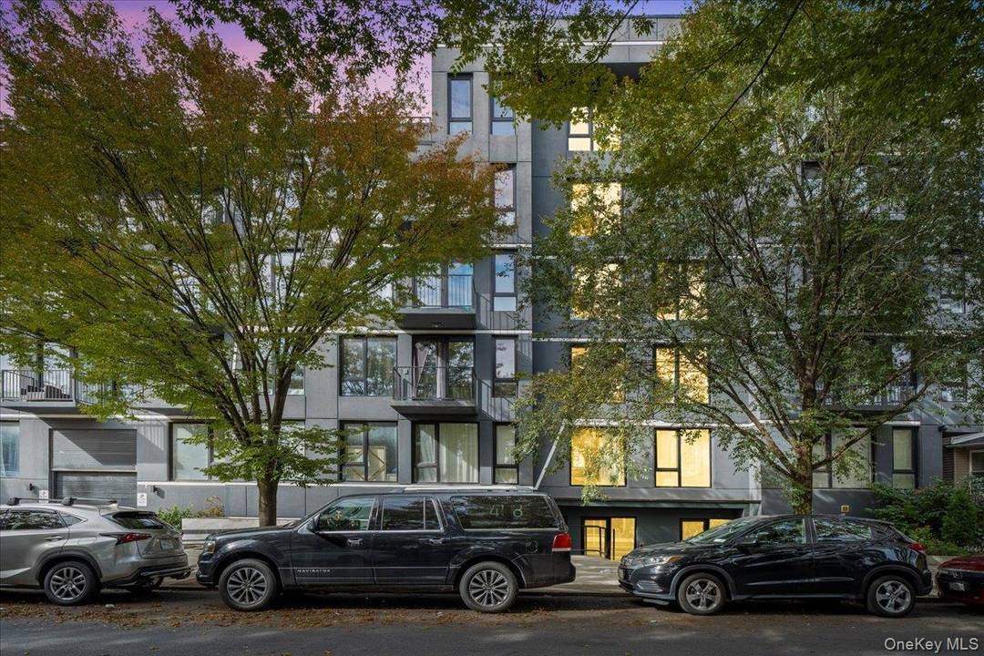 Welcome to The Newkirk, a boutique 2022 new development designed by Spearhead Architecture amp ; Design, where industrial minimalism and modern sophistication blend seamlessly.