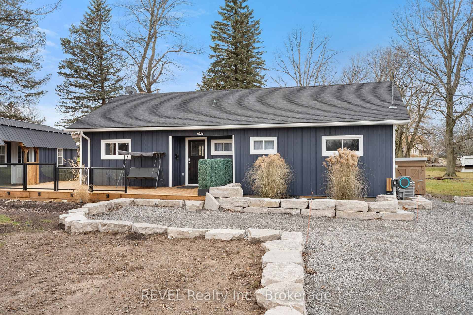 Introducing a stunning waterfront retreat !