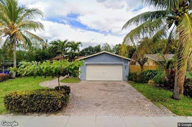 Stunning Pool Home in North Lauderdale !