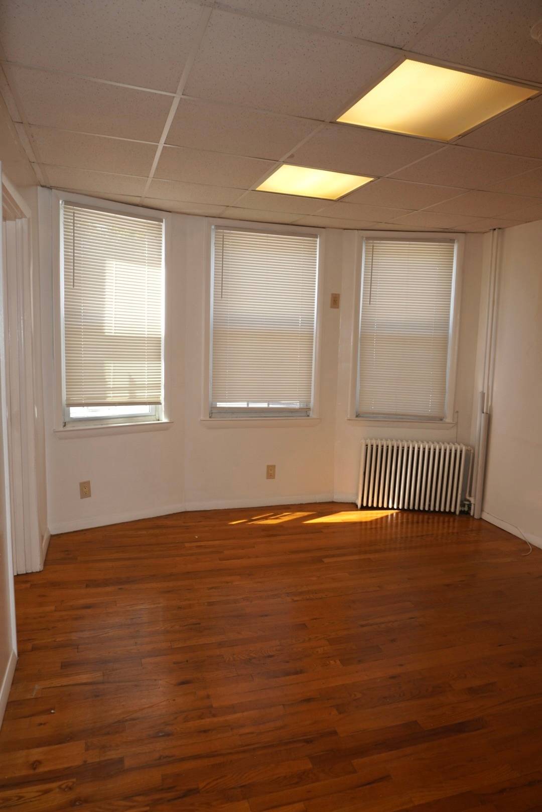 Welcome to this 3 bedroom 1 bath rental in Staten Island !