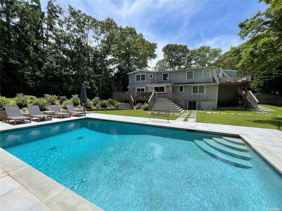 RENOVATED IN A PRIVATE BAY FRONT COMMUNITY IN SOUTHAMPTON !