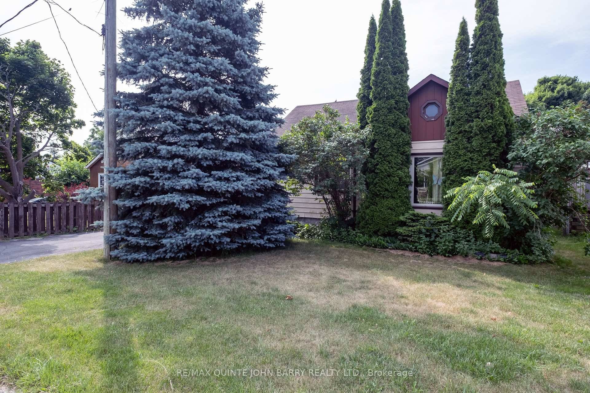 Perfect starter home or for the handy man in great neighbourhood !