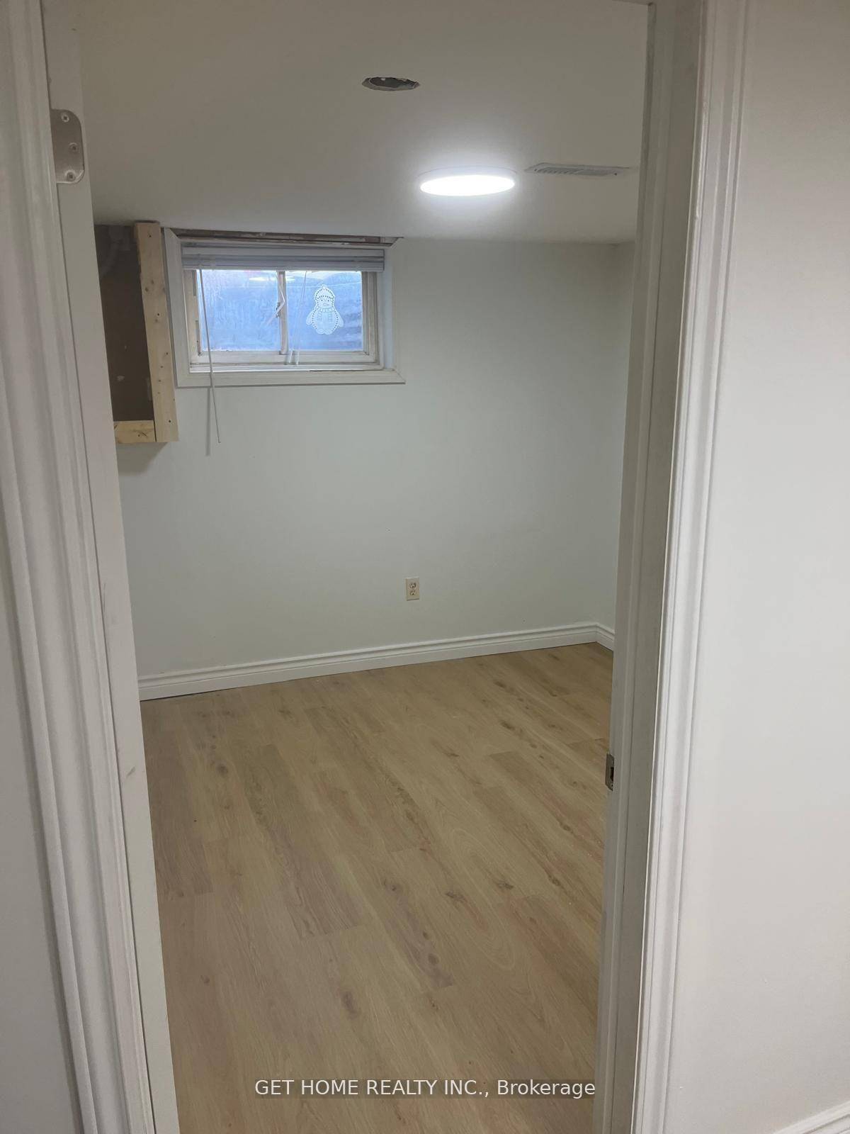 Discover this beautifully renovated unit in a detached bungalow, offering Spacious 2 bedrooms den, 1 bathroom Modern kitchen with Stainless steel appliances, Updated cabinetry, Fresh flooring and updated bathroom fixtures, ...