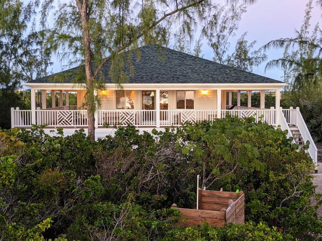 SLEEK BEACHFRONT HOME Single Family Home Long-Island-Bahamas