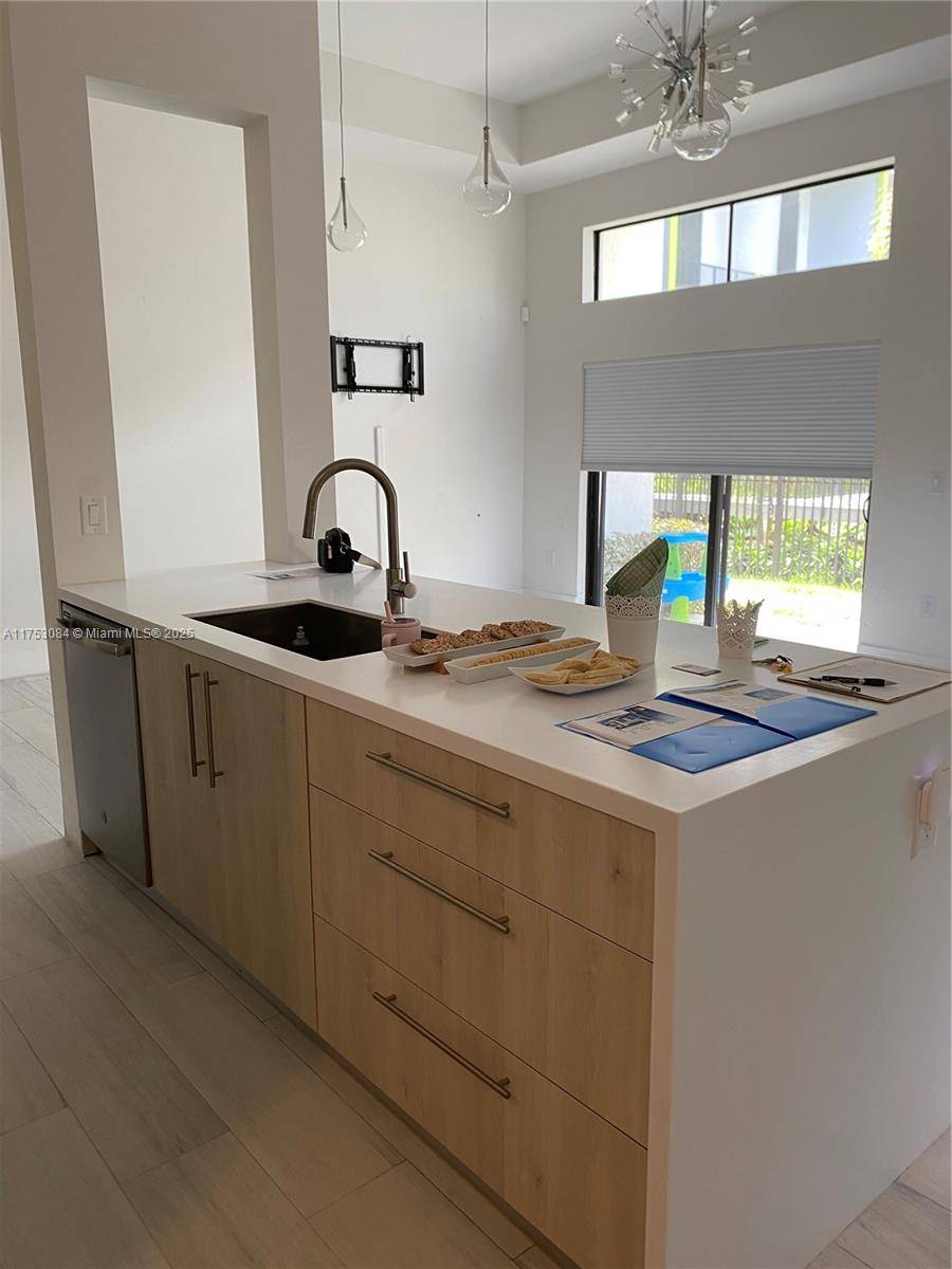 Bright amp ; Modern Corner Townhome in Gated Community Stylish 3BR 2.