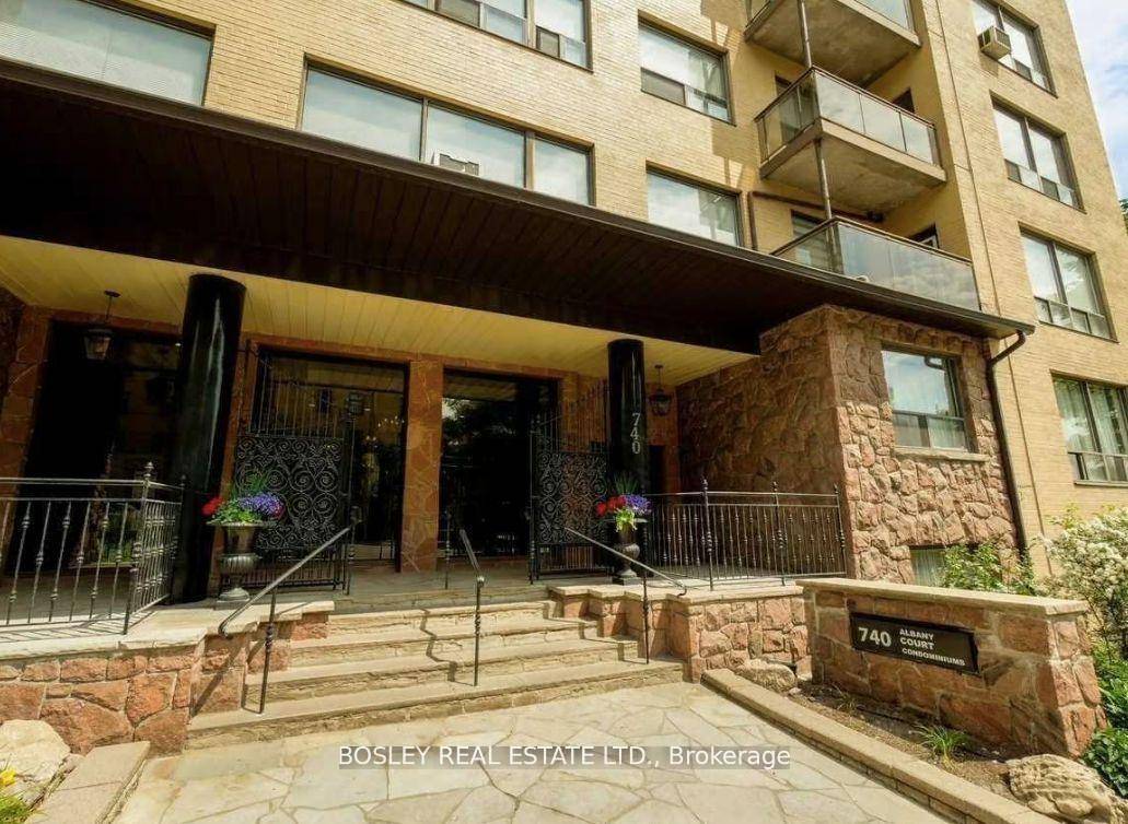 Bright and spacious open concept studio located in the heart of Upper Forest Hill perfect for students, singles or a couple looking for a clean, quiet, and convenient place to ...