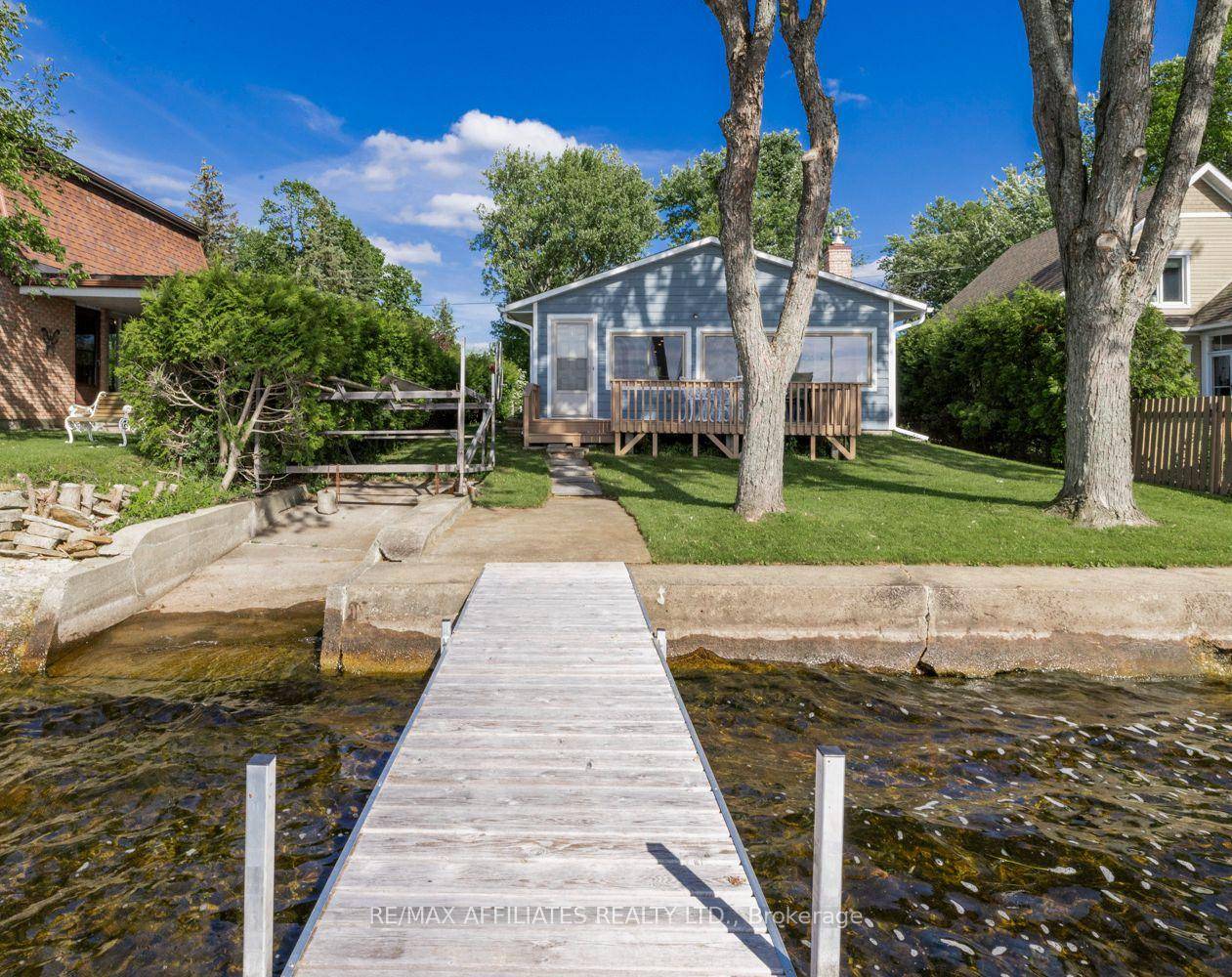 Waterfront retreat on Petrie Shore, Mississippi Lake !