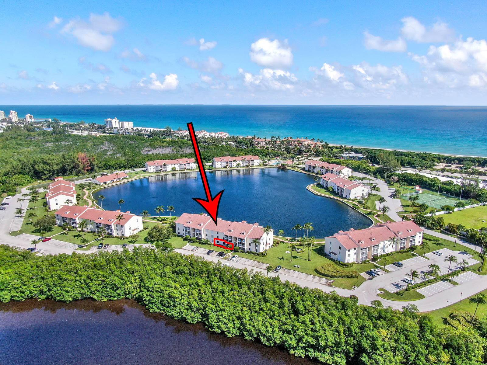 Beautiful 2 bed 2 bath in waterfront gated community of Jensen Beach Club.